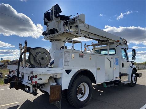 digger derrick truck rental